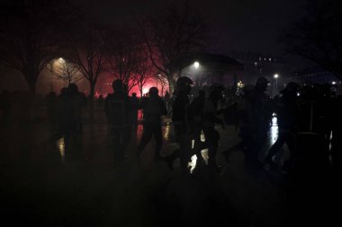 Fransız isyan polisi, 12 Aralık 2019 'da Paris, Fransa' da emeklilik reformlarına karşı düzenlenen gösteride protestocularla çatıştı..