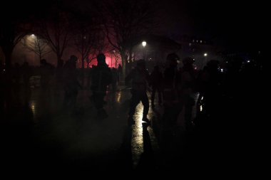 Fransız isyan polisi, 12 Aralık 2019 'da Paris, Fransa' da emeklilik reformlarına karşı düzenlenen gösteride protestocularla çatıştı..