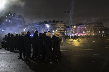 Fransız isyan polisi, 12 Aralık 2019 'da Paris, Fransa' da emeklilik reformlarına karşı düzenlenen gösteride protestocularla çatıştı..