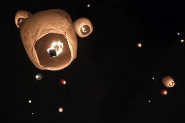 24 Aralık 2019, Noel arifesinde Atina Belediye Binası 'nın önüne yüzlerce gökyüzü feneri salınıyor.