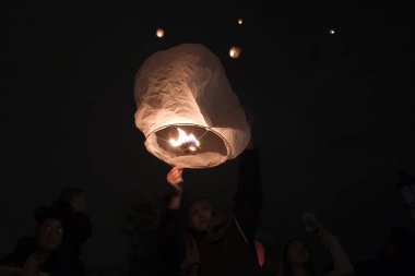 24 Aralık 2019, Noel arifesinde Atina Belediye Binası 'nın önüne yüzlerce gökyüzü feneri salınıyor.