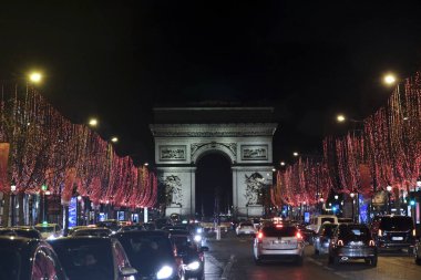 17 Aralık 2019 'da Fransa' nın Paris şehrindeki Champs Elysees Bulvarı 'nda Noel ışıkları yandı.