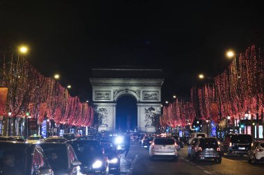 17 Aralık 2019 'da Fransa' nın Paris şehrindeki Champs Elysees Bulvarı 'nda Noel ışıkları yandı.