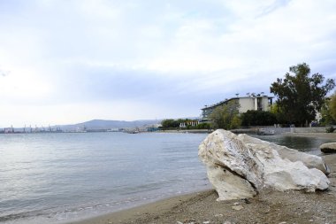 20 Kasım 2019 'da Yunanistan' ın Volos kentindeki bir plajda bulutlu bir kış günü