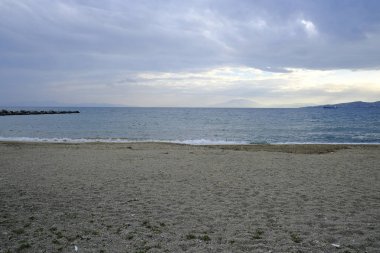 20 Kasım 2019 'da Yunanistan' ın Volos kentindeki bir plajda bulutlu bir kış günü