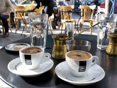 Yunanistan 'ın Atina kentindeki geleneksel kafede 27 Aralık 2019' da Yunan kahvesi servis edildi