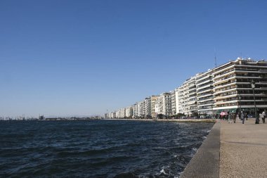 Yunanistan 'ın kuzeyindeki Selanik kentinde 6 Ocak 2020' de deniz kenarındaki konutların manzarası.