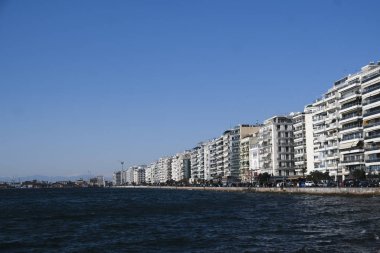 Yunanistan 'ın kuzeyindeki Selanik kentinde 6 Ocak 2020' de deniz kenarındaki konutların manzarası.