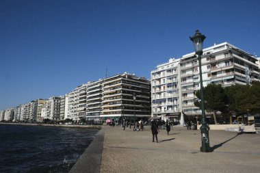 Yunanistan 'ın kuzeyindeki Selanik kentinde 6 Ocak 2020' de deniz kenarındaki konutların manzarası.