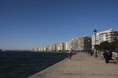 Yunanistan 'ın kuzeyindeki Selanik kentinde 6 Ocak 2020' de deniz kenarındaki konutların manzarası.