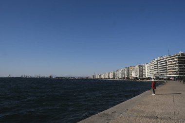 Yunanistan 'ın kuzeyindeki Selanik kentinde 6 Ocak 2020' de deniz kenarındaki konutların manzarası.