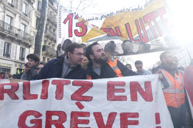 17 Aralık 2019 'da Paris, Fransa' da emeklilik reformlarına karşı düzenlenen bir gösteri sırasında insanlar yürüdü..