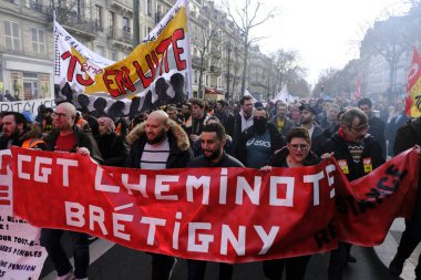 17 Aralık 2019 'da Paris, Fransa' da emeklilik reformlarına karşı düzenlenen bir gösteri sırasında insanlar yürüdü..