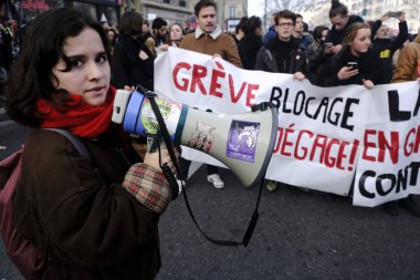 17 Aralık 2019 'da Paris, Fransa' da emeklilik reformlarına karşı düzenlenen bir gösteri sırasında insanlar yürüdü..