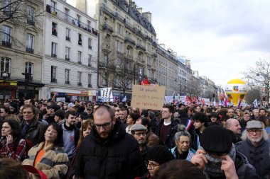 17 Aralık 2019 'da Paris, Fransa' da emeklilik reformlarına karşı düzenlenen bir gösteri sırasında insanlar yürüdü..
