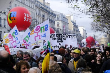 17 Aralık 2019 'da Paris, Fransa' da emeklilik reformlarına karşı düzenlenen bir gösteri sırasında insanlar yürüdü..