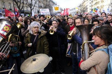 17 Aralık 2019 'da Paris, Fransa' da emeklilik reformlarına karşı düzenlenen bir gösteri sırasında insanlar yürüdü..