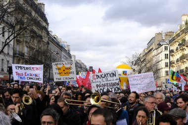 17 Aralık 2019 'da Paris, Fransa' da emeklilik reformlarına karşı düzenlenen bir gösteri sırasında insanlar yürüdü..