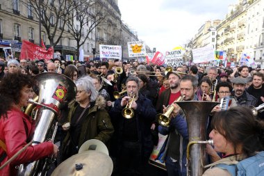 17 Aralık 2019 'da Paris, Fransa' da emeklilik reformlarına karşı düzenlenen bir gösteri sırasında insanlar yürüdü..