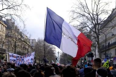 17 Aralık 2019 'da Paris, Fransa' da emeklilik reformlarına karşı düzenlenen bir gösteri sırasında insanlar yürüdü..