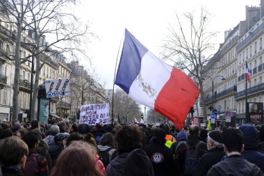 17 Aralık 2019 'da Paris, Fransa' da emeklilik reformlarına karşı düzenlenen bir gösteri sırasında insanlar yürüdü..