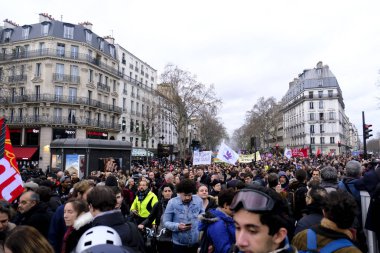 17 Aralık 2019 'da Paris, Fransa' da emeklilik reformlarına karşı düzenlenen bir gösteri sırasında insanlar yürüdü..