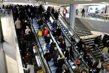 18 Aralık 2019 'da Paris, Fransa' daki Gare Saint-Lazare metro istasyonunun merdivenlerindeki insanlar.