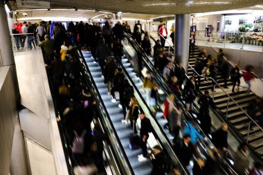 18 Aralık 2019 'da Paris, Fransa' daki Gare Saint-Lazare metro istasyonunun merdivenlerindeki insanlar.