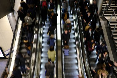 18 Aralık 2019 'da Paris, Fransa' daki Gare Saint-Lazare metro istasyonunun merdivenlerindeki insanlar.