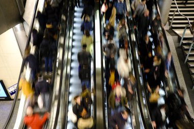 18 Aralık 2019 'da Paris, Fransa' daki Gare Saint-Lazare metro istasyonunun merdivenlerindeki insanlar.