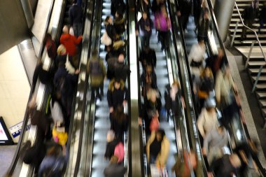 18 Aralık 2019 'da Paris, Fransa' daki Gare Saint-Lazare metro istasyonunun merdivenlerindeki insanlar.
