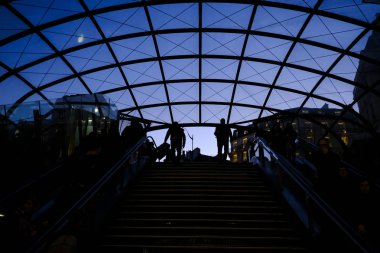 18 Aralık 2019 'da Paris, Fransa' daki Gare Saint-Lazare metro istasyonunun merdivenlerindeki insanlar.