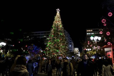 Yunanistan 'ın başkenti Atina' daki Syntagma meydanında 23 Aralık 2019 'da aydınlatılmış bir Noel ağacı.