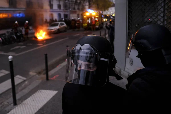 Policía Antidisturbios Francesa Enfrenta Manifestantes Durante Una Manifestación Contra Las —  Fotos de Stock