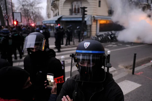 Французская Омон Столкнулась Протестующими Время Демонстрации Против Пенсионных Реформ Париже — стоковое фото