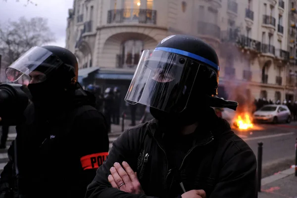 Francia Rohamrendőrség Összecsapott Tüntetőkkel Nyugdíjreformok Elleni Tüntetés Során Párizsban Franciaországban — Stock Fotó