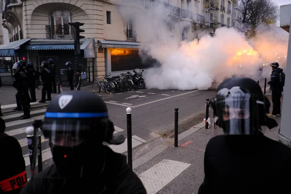Policía Antidisturbios Francesa Enfrenta Manifestantes Durante Una Manifestación Contra Las — Foto de Stock