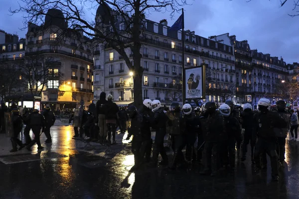 Polizia Antisommossa Francese Scontra Con Manifestanti Durante Una Manifestazione Contro — Foto Stock