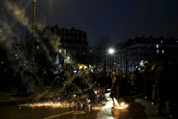 フランスの暴動警察は フランス 12月2019の年金改革に対するデモ中に抗議者と衝突する — ストック写真