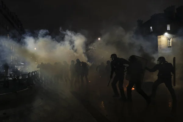 Policía Antidisturbios Francesa Enfrenta Manifestantes Durante Una Manifestación Contra Las —  Fotos de Stock