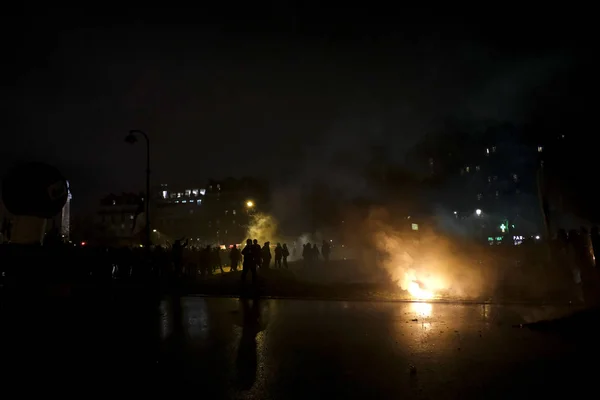 法国防暴警察在2019年12月12日于法国巴黎举行的反对退休金改革的示威活动中与抗议者发生冲突 — 图库照片