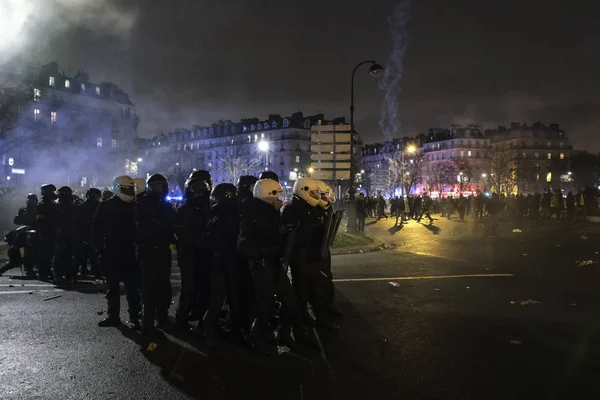 Γαλλική Αστυνομία Ταραχών Συγκρούεται Διαδηλωτές Κατά Διάρκεια Διαδήλωσης Ενάντια Στις — Φωτογραφία Αρχείου