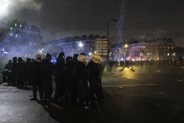 Французская Омон Столкнулась Протестующими Время Демонстрации Против Пенсионных Реформ Париже — стоковое фото