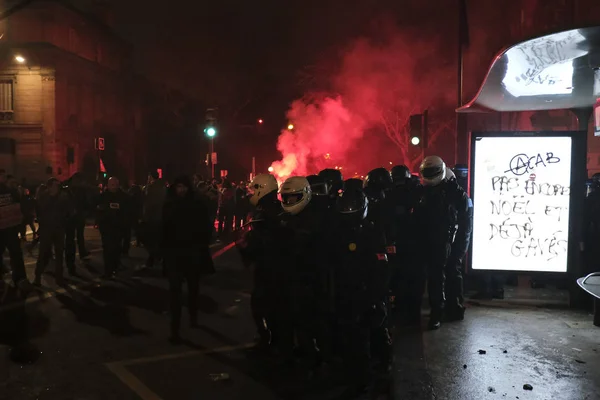 Franse Oproerpolitie Botst Met Demonstranten Tijdens Demonstratie Tegen Pensioenhervormingen Parijs — Stockfoto