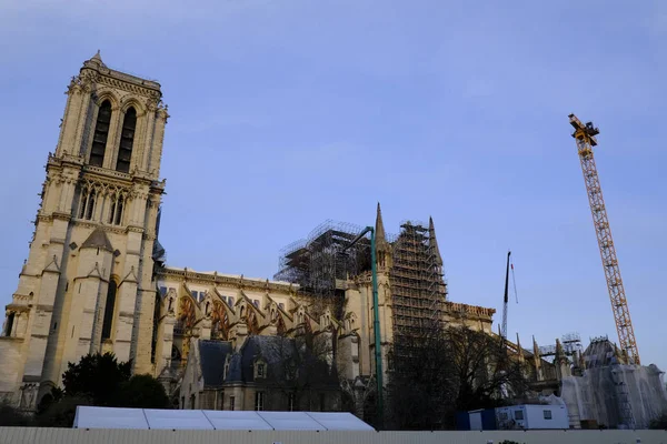 法国巴黎 2019年12月18日 巴黎圣母院 Notre Dame Cathedral 的景观 2019年4月15日在屋顶下起火 部分被毁 — 图库照片