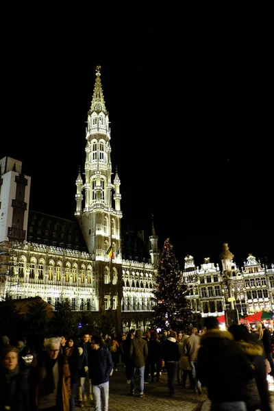 2019年12月20日 在比利时布鲁塞尔的大广场上举行了灯展 还有一棵巨大的圣诞树 人们在那里享受着欢庆的气氛 — 图库照片