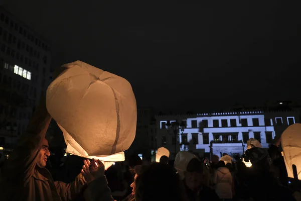 在2019年12月24日的平安夜 人们在雅典市政厅前放飞了数百盏天灯 — 图库照片