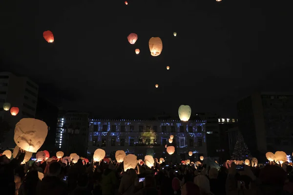 People Release Hundreds Sky Lanterns Front Athens Town Hall Athens — 스톡 사진