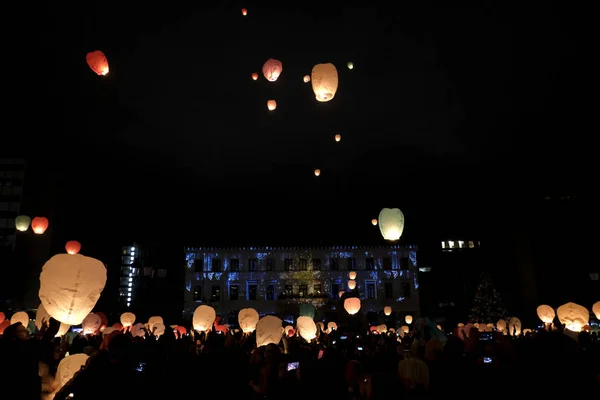 People Release Hundreds Sky Lanterns Front Athens Town Hall Athens — 스톡 사진