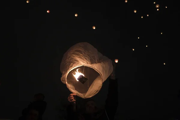 在2019年12月24日的平安夜 人们在雅典市政厅前放飞了数百盏天灯 — 图库照片